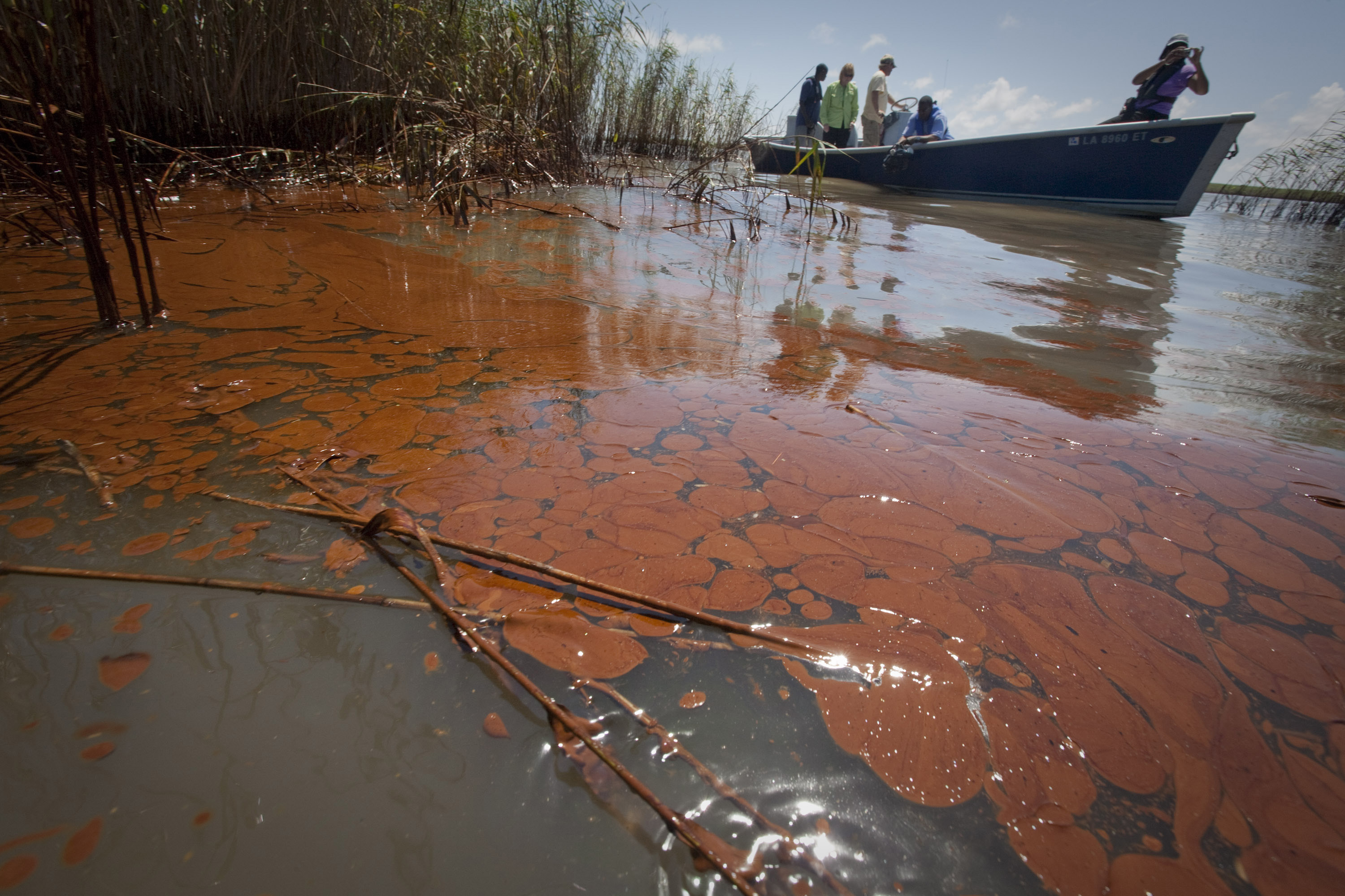Снилось разлив воды. Экологическая катастрофа разлив нефти. Экологическая катастрофа в море разлив нефти. Катастрофы экологическиеразлив нгнефти. Загрязнение водоемов нефтью.
